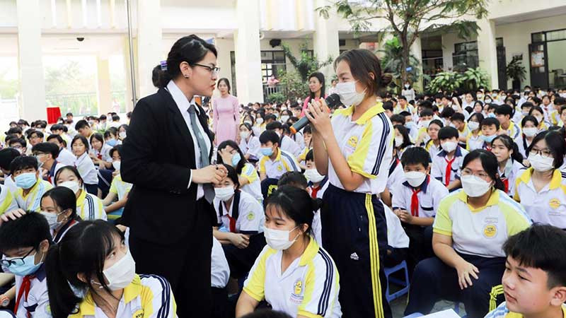 Học sinh Trường THCS Nguyễn Thị Hương (huyện Nhà Bè, TP Hồ Chí Minh) đặt câu hỏi với luật sư tại phiên tòa giả định chuyên đề “Nói không với bạo hành trẻ em”. (Ảnh TUYẾT NHUNG)