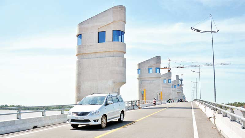 Phương tiện lưu thông trên cầu thuộc cống Cái Lớn.