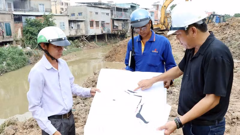 Giám sát thi công một số dự án vốn đầu tư công ở thành phố Biên Hòa, tỉnh Đồng Nai. (Ảnh THIÊN VƯƠNG)