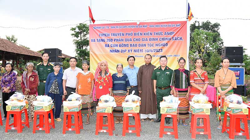 Đại diện Đoàn Kinh tế-Quốc phòng 778 (Quân khu 7) trao quà tặng phật tử chùa Huệ Năng, thôn Bù Bưng, xã Đắk Ơ, huyện Bù Gia Mập, tỉnh Bình Phước.