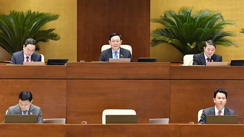 Chủ tịch Quốc hội Vương Đình Huệ và các Phó Chủ tịch Quốc hội điều hành phiên toàn thể tại hội trường, thảo luận về dự án Luật Đất đai (sửa đổi). (Ảnh NGUYỄN ĐĂNG)