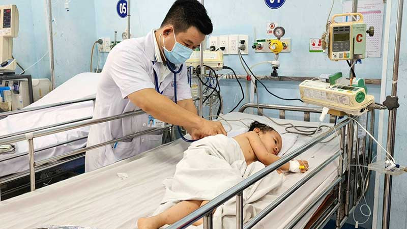 Chăm sóc, điều trị cho trẻ mắc bệnh tay chân miệng tại Bệnh viện Nhi đồng 1 (Thành phố Hồ Chí Minh).