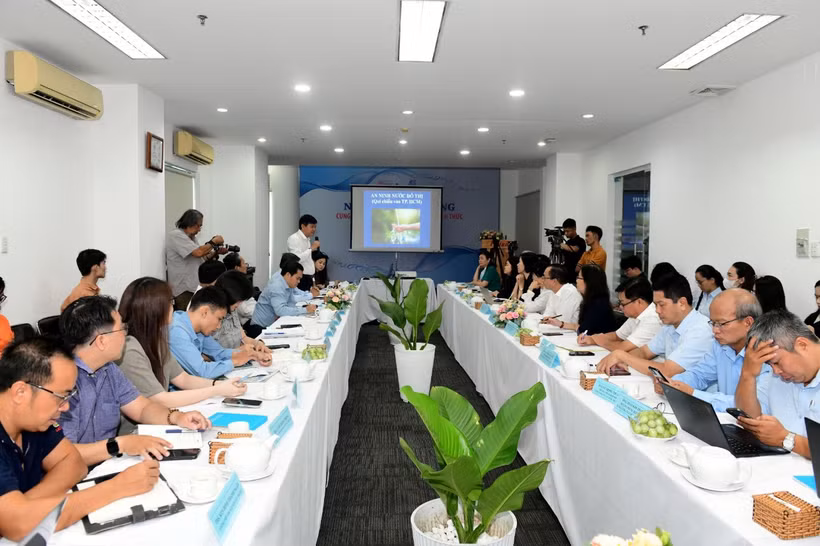 Hội thảo “Nước với đời sống: Cung ứng, sử dụng và đối phó với thách thức”. 