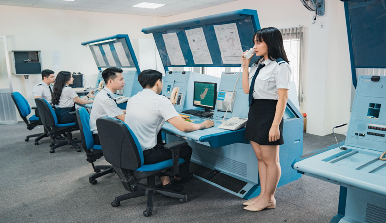 Một buổi học thực hành của sinh viên ngành Quản lý hoạt động bay. Ảnh: HVHKVN