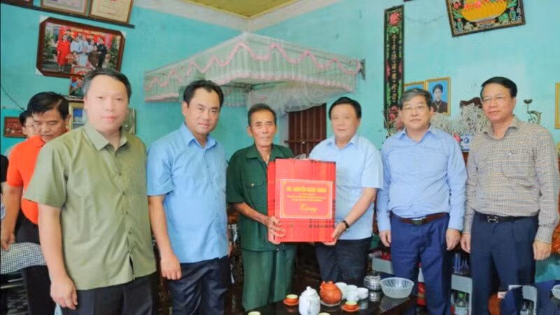 Đồng chí Nguyễn Xuân Thắng thăm, tặng quà ông Nguyễn Văn Hiển, thương binh, sinh sống tại tổ 14, phường Túc Duyên, thành phố Thái Nguyên.