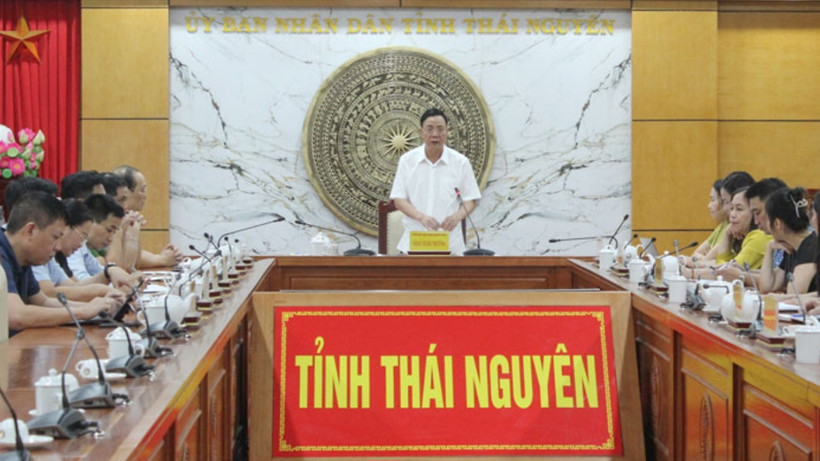 Đồng chí Đặng Xuân Trường, Ủy viên Ban Thường vụ Tỉnh ủy, Phó Chủ tịch Thường trực Ủy ban nhân dân tỉnh chỉ đạo các biện pháp hỗ trợ học sinh và phòng, chống dịch bệnh tại trường.