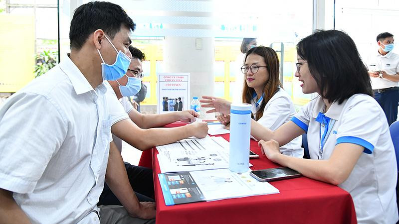 Lao động tìm cơ hội tại phiên giao dịch việc làm của Trung tâm Dịch vụ việc làm Hà Nội. (Ảnh: Thủy Nguyên).