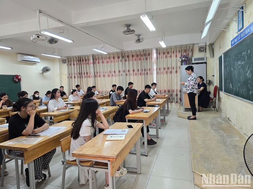 Thí sinh trong buổi làm thủ tục dự thi chiều 26/6. Ảnh: TRUNG HIẾU