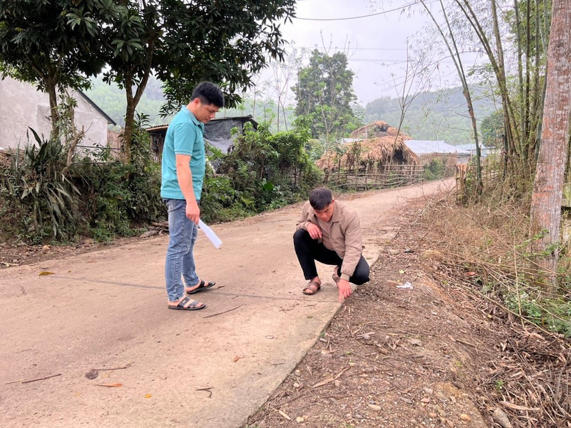 Ban giám sát đầu tư cộng đồng thôn Nà Giáo (Thanh Thịnh, Chợ Mới, Bắc Kạn) kiểm tra chất lượng đổ bê-tông công trình đường qua thôn 