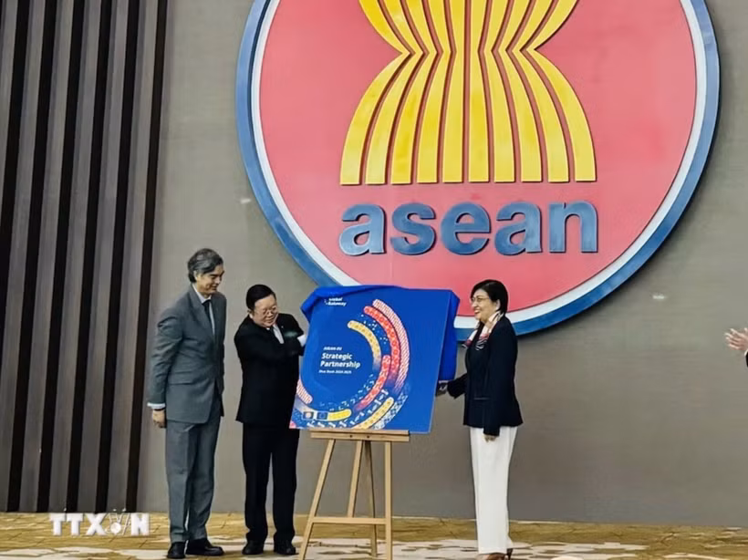 Tổng Thư ký ASEAN Kao Kim Hourn; Đại sứ Liên minh châu Âu tại ASEAN, Sujiro Seam và Đại diện thường trực của Philippines tại ASEAN, Điều phối viên quốc gia về quan hệ đối thoại ASEAN-EU, bà Hjayceelyn M. Quintana công bố Sách Xanh. (Ảnh: Đỗ Quyên/TTXVN)