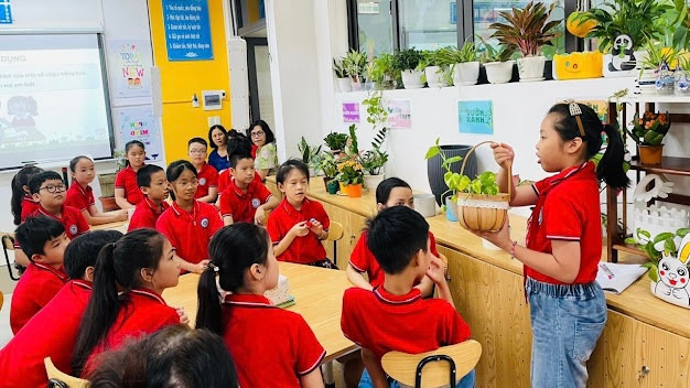 Giáo viên lồng ghép giáo dục kỹ năng sống bảo vệ môi trường vào tiết dạy môn Công nghệ tại Trường tiểu học Thành Công B (quận Ba Đình, Hà Nội).