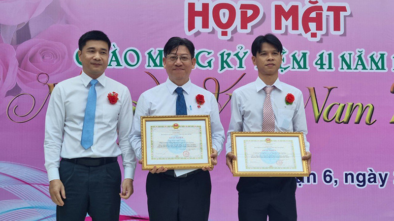 Thành phố Hồ Chí Minh trao giấy khen tới tập thể Trường trung học cơ sở Nguyễn Văn Luông, quận 6, và thầy giáo Đinh Phú Cường - Hiệu trưởng của nhà trường. (Ảnh: Tâm Trung)