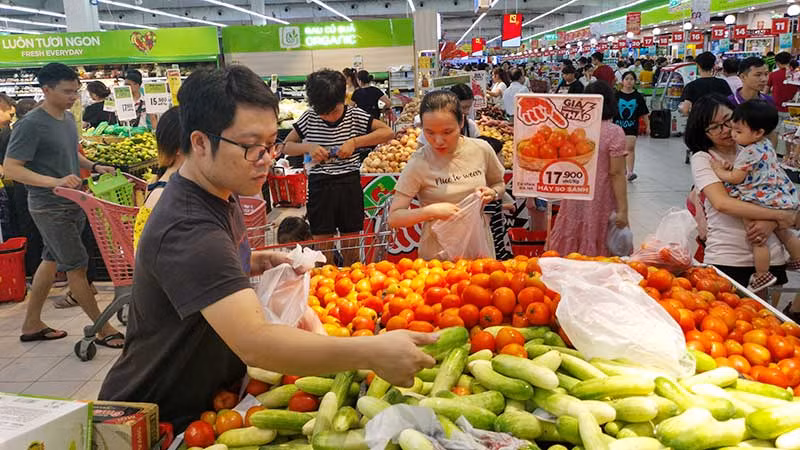 Người tiêu dùng mua hàng tại một siêu thị Big C (Hà Nội). (Ảnh CẨM ANH)