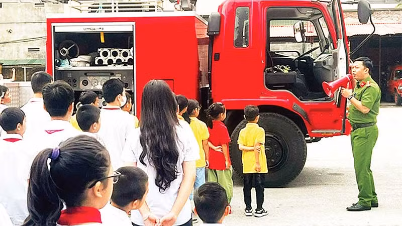 Báo cáo viên Phòng Cảnh sát Phòng cháy, chữa cháy và Cứu nạn, cứu hộ giới thiệu về phương tiện chữa cháy. (Ảnh THỤC QUYÊN)