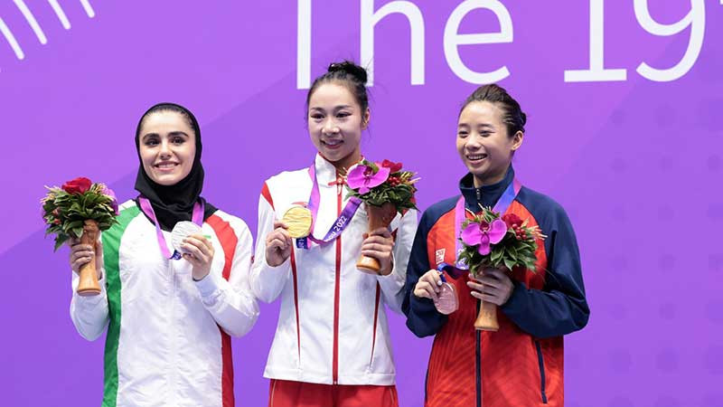 Võ sĩ wushu Dương Thúy Vi (ngoài cùng, bên phải) trên bục nhận Huy chương đồng. (Ảnh HOÀNG LINH)