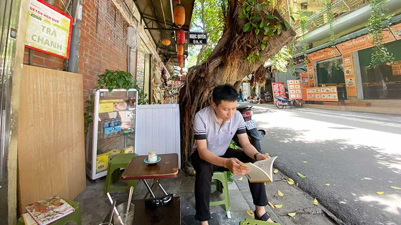 Lê Kiên Trung cùng cuốn The Hanoi Digest của anh.