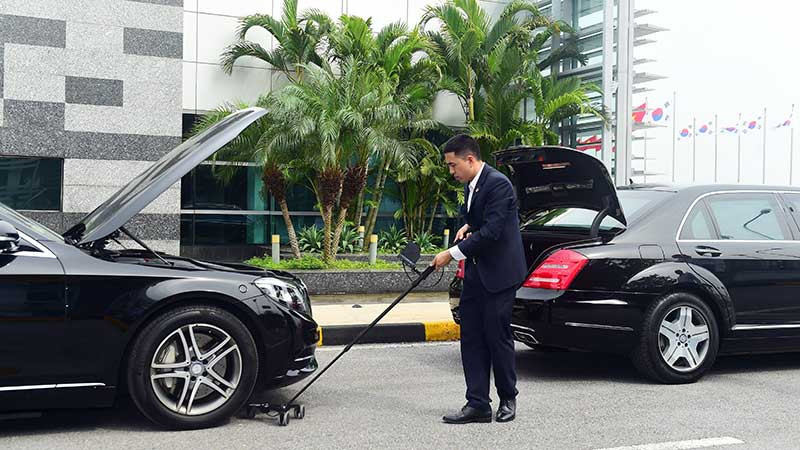 Cán bộ Phòng Kỹ thuật bảo vệ, thuộc Bộ Tư lệnh cảnh vệ kiểm tra an ninh các phương tiện ra, vào mục tiêu bảo vệ.