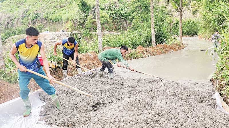 Với phương châm Nhà nước và nhân dân cùng làm, tuyến đường vào thôn Khuổi Hốc, xã Đông Thành, huyện Bắc Quang đang được đầu tư xây dựng.