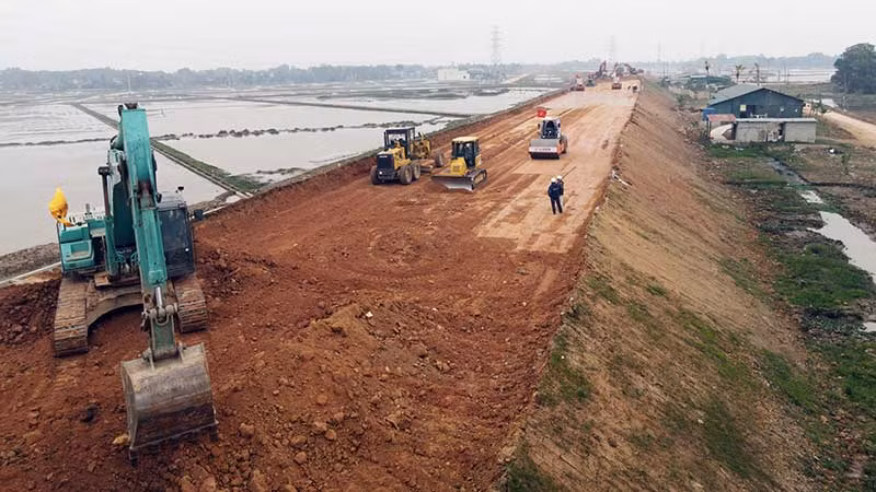 Các nhà thầu huy động nhân lực, thi công các dự án thành phần đường cao tốc bắc-nam phía đông.