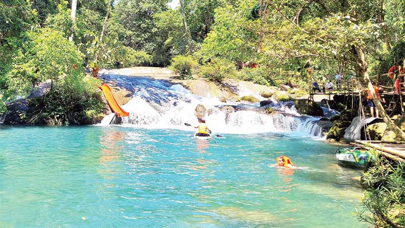 Suối Chà Cùng, điểm du lịch sinh thái hấp dẫn du khách ở xã Trường Sơn (Quảng Bình).