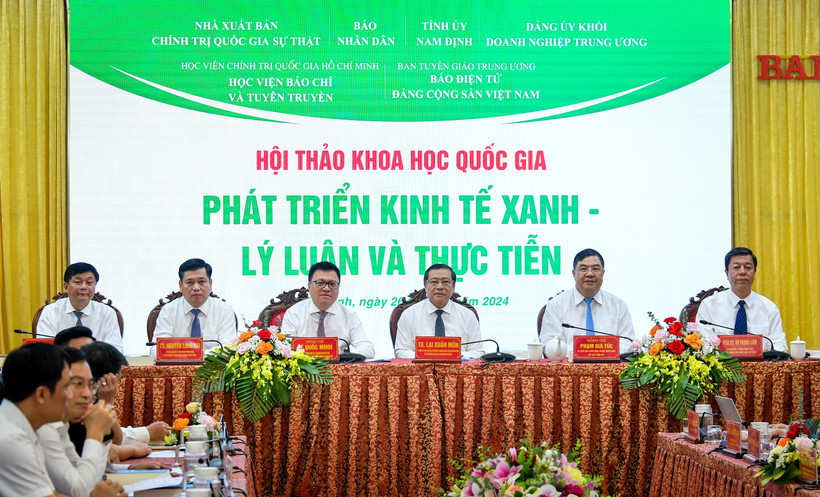 Chủ tọa Hội thảo khoa học quốc gia “Phát triển kinh tế xanh - Lý luận và thực tiễn”.