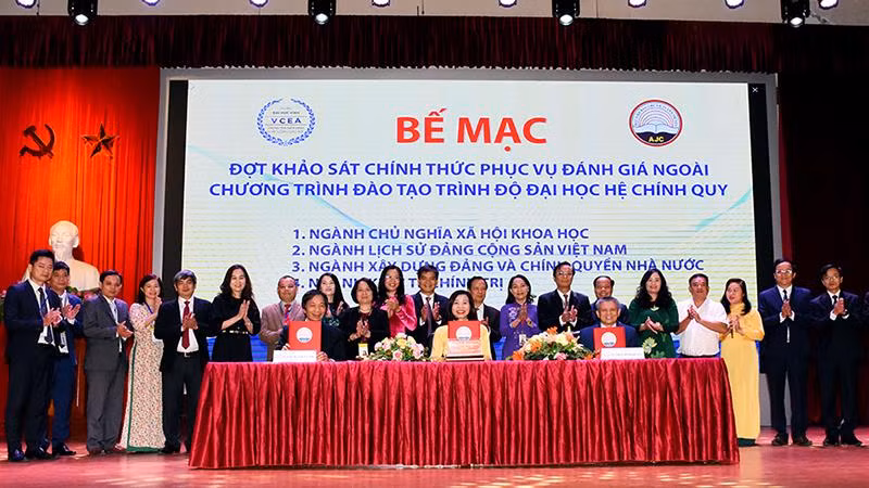 Lãnh đạo Học viện Báo chí và Tuyên truyền và đoàn chuyên gia ký biên bản hoàn thành đợt khảo sát chính thức phục vụ đánh giá ngoài 4 chương trình đào tạo trình độ đại học. (Ảnh: AJC)