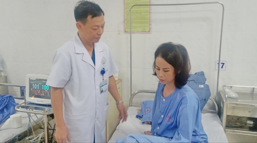 Bác sĩ Chuyên khoa II Đào Ngọc Tuấn, Trưởng Khoa Phụ, Bệnh viện A Thái Nguyên thăm khám bệnh nhân điều trị tại viện.