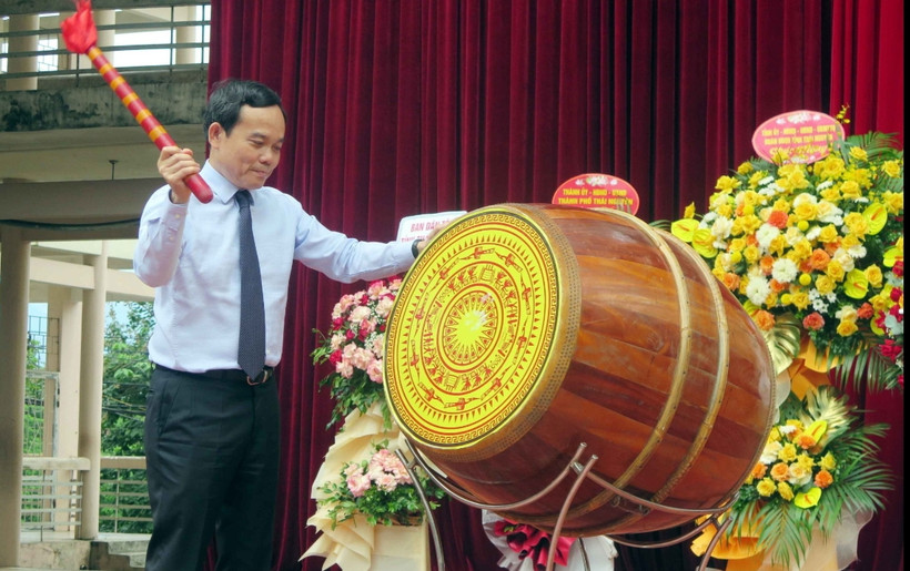 Phó Thủ tướng Trần Lưu Quang đánh trống khai giảng năm học mới của Trường phổ thông vùng cao Việt Bắc.