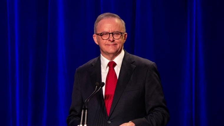 Thủ tướng Australia Anthony Albanese phát biểu sau khi giành chiến thắng trong cuộc tổng tuyển cử liên bang ngày 3/5/2025. (Ảnh: Tân Hoa xã)