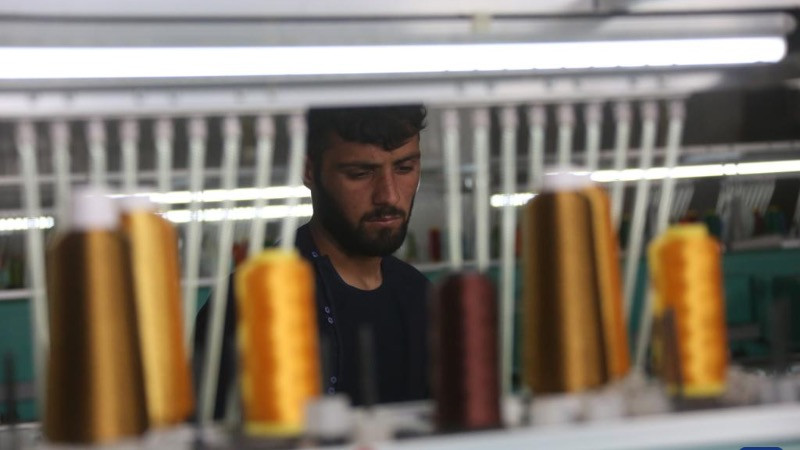 Công nhân Afghanistan làm việc tại một nhà máy dệt ở Kabul, ngày 29/4/2025. (Ảnh: Tân Hoa xã)