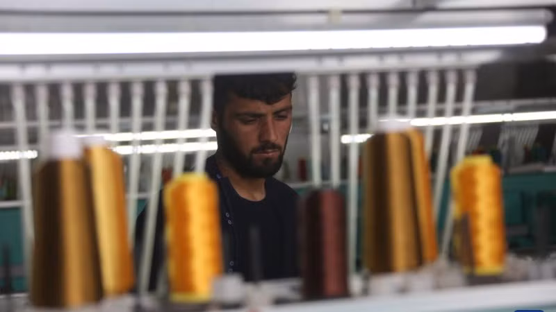 Công nhân Afghanistan làm việc tại một nhà máy dệt ở Kabul, ngày 29/4/2025. (Ảnh: Tân Hoa xã)