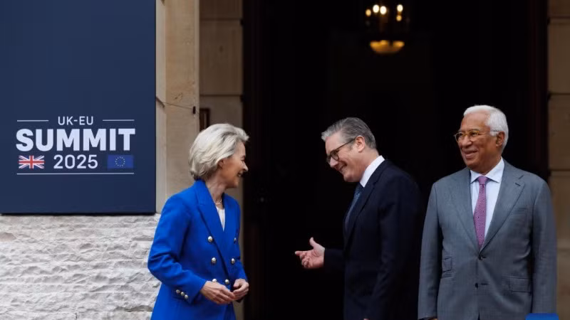 Thủ tướng Anh Keir Starmer, Chủ tịch Ủy ban châu Âu Ursula von der Leyen và Chủ tịch Hội đồng châu Âu Antonio Costa xuất hiện trước thềm Hội nghị thượng đỉnh Anh-EU tại London, ngày 19/5/2025. (Ảnh: Tân Hoa xã)