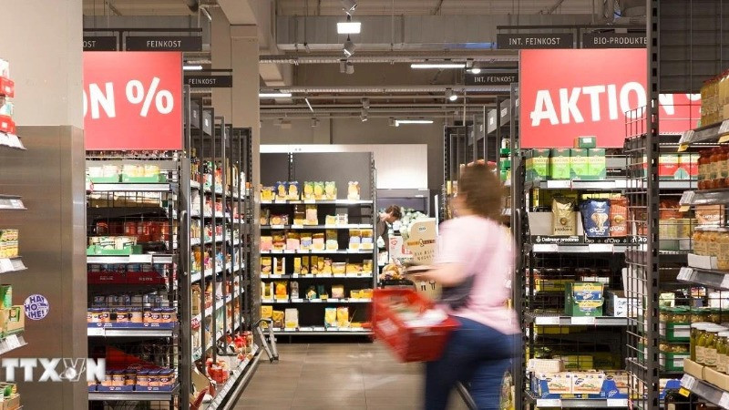 Người dân mua sắm tại siêu thị ở Berlin, Đức. (Ảnh: THX/TTXVN)