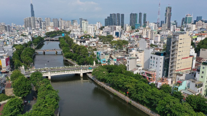 Cảnh quan hai bên bờ kênh Nhiêu Lộc-Thị Nghè được cải tạo trở nên trong lành, xanh mát. (Ảnh THẾ ĐẠI)
