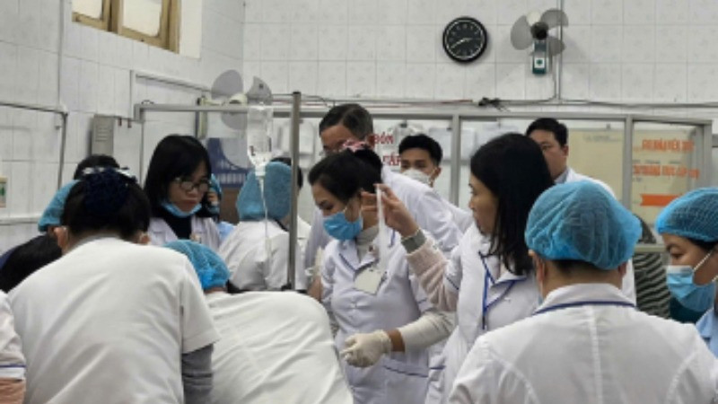 Y bác sĩ Trung tâm Y tế thị xã Hương Thủy khẩn trương cấp cứu nhưng bé đã tử vong ngoại viện.