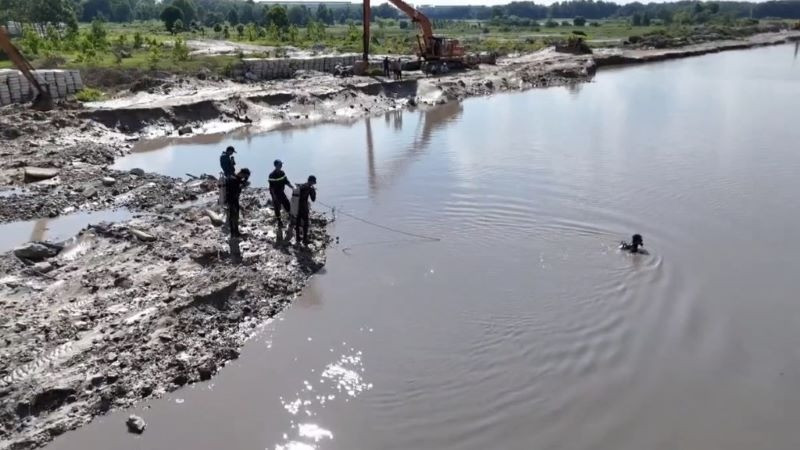 Lực lượng cứu nạn cứu hộ Công an tỉnh Bình Dương lặn tìm kiếm nạn nhân. 