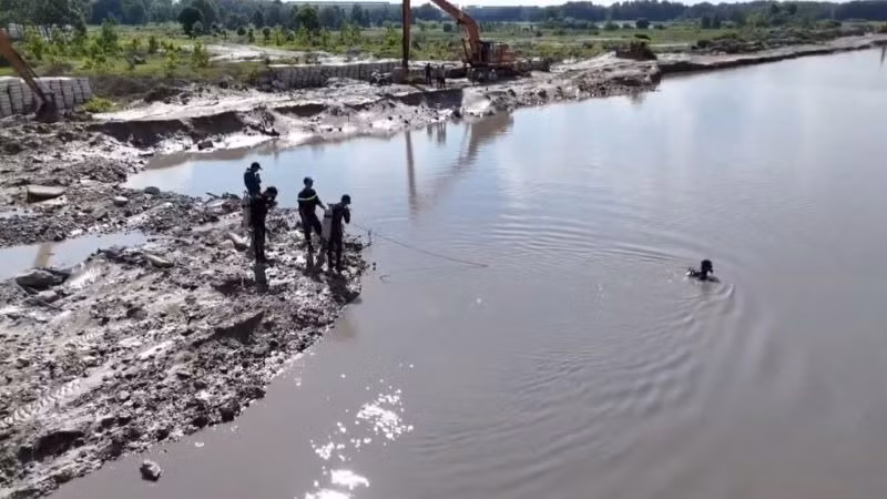 Lực lượng cứu nạn cứu hộ Công an tỉnh Bình Dương lặn tìm kiếm nạn nhân. 