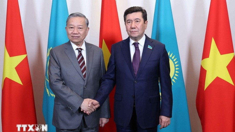Tổng Bí thư Tô Lâm hội kiến Chủ tịch Hạ viện Kazakhstan kiêm Chủ tịch Đảng Amanat (cầm quyền) Yerlan Koshanov. (Ảnh: TTXVN)