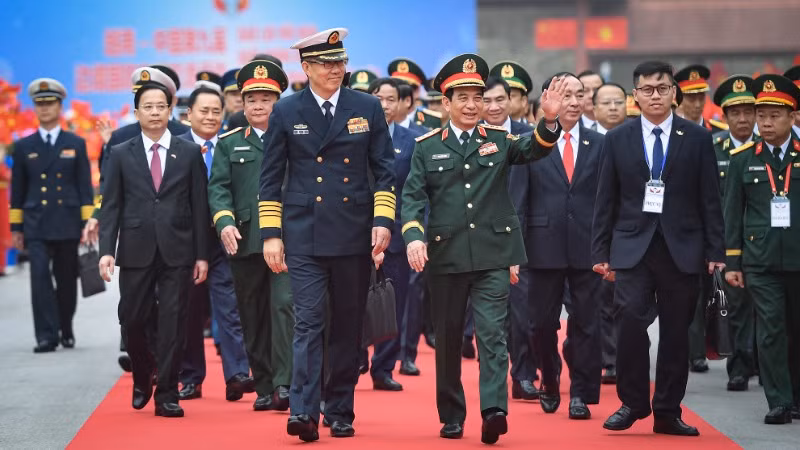 Đại tướng Phan Văn Giang, Ủy viên Bộ Chính trị, Phó Bí thư Quân ủy Trung ương, Bộ trưởng Quốc phòng và Thượng tướng Đổng Quân, Ủy viên Trung ương Đảng Cộng sản Trung Quốc, Bộ trưởng Quốc phòng Trung Quốc tại lễ đón.