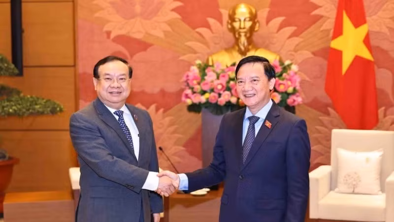 Phó Chủ tịch Quốc hội Nguyễn Khắc Định tiếp Chủ nhiệm Ủy ban Đối ngoại của Quốc hội Lào Sanya Praseuth. (Ảnh: TTXVN)