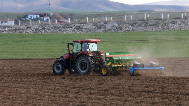 Một người nông dân vận hành máy nông nghiệp trên cánh đồng ở Ankara, Thổ Nhĩ Kỳ, ngày 23/4/2024. (Ảnh: TÂN HOA XÃ)
