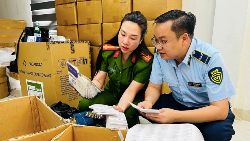 Cơ quan chức năng khám xét trụ sở một công ty sản xuất, buôn bán hàng giả quy mô lớn, thu giữ khoảng 100 tấn thực phẩm chức năng và trang thiết bị y tế giả. (Ảnh: Công an Hà Nội)