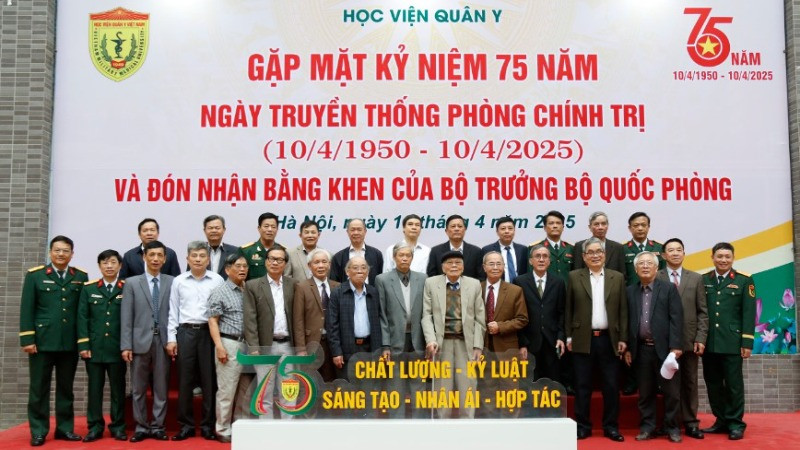 Các đại biểu chụp ảnh lưu niệm.