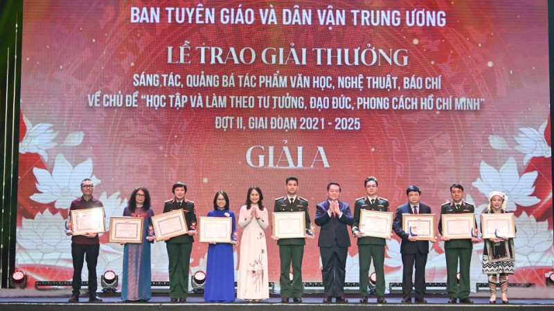 Trao giải A cho các tác giả, nhóm tác giả. (Ảnh THẾ ĐẠI)