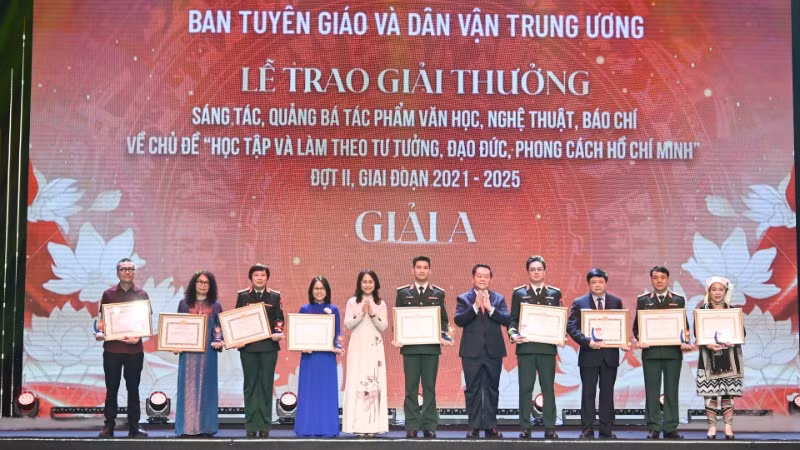 Trao giải A cho các tác giả, nhóm tác giả. (Ảnh THẾ ĐẠI)