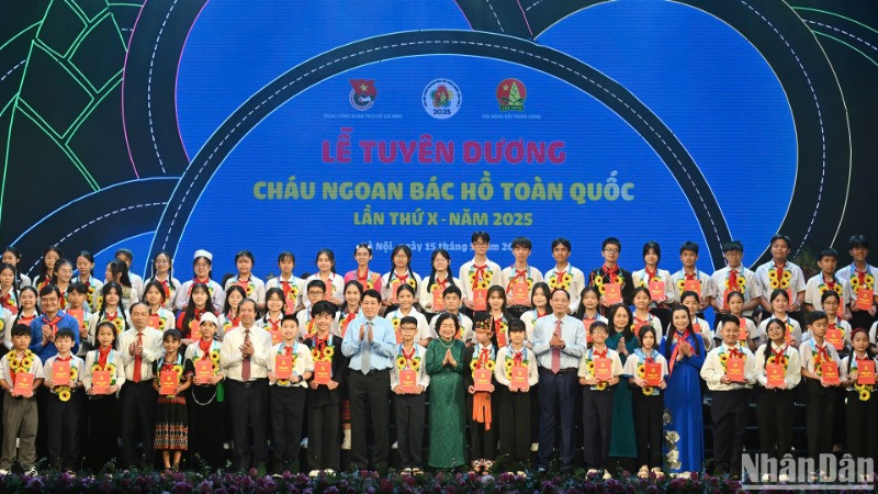 Chủ tịch nước Lương Cường và các đại biểu cùng các cháu thiếu nhi tiêu biểu tại Lễ tuyên dương cháu ngoan Bác Hồ toàn quốc lần thứ X-năm 2025.