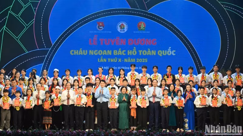 Chủ tịch nước Lương Cường và các đại biểu cùng các cháu thiếu nhi tiêu biểu tại Lễ tuyên dương cháu ngoan Bác Hồ toàn quốc lần thứ X-năm 2025.