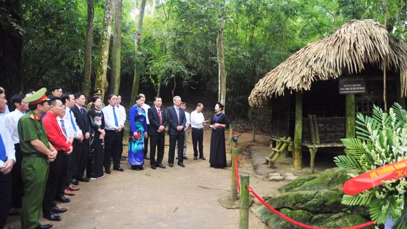 Cán bộ làm công tác dân vận của tỉnh Tuyên Quang báo công dâng Bác tại lán Nà Nưa.