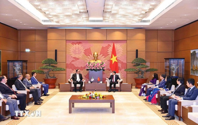 Phó Chủ tịch Quốc hội Nguyễn Đức Hải tiếp Ngài Salah Djegloul Chủ tịch Nhóm Nghị sỹ hữu nghị Algeria-Việt Nam. (Ảnh: TTXVN)