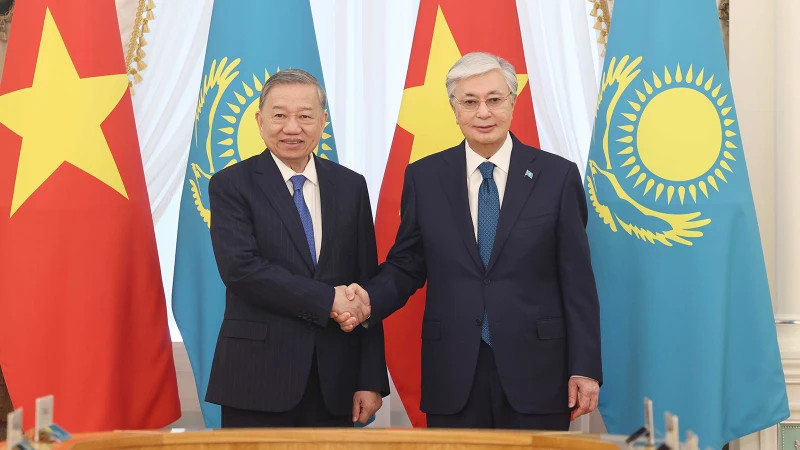 Tổng Bí thư Tô Lâm và Tổng thống Kazakhstan Kassym-Jomart Tokayev hội đàm cấp Nhà nước. (Ảnh: TTXVN)